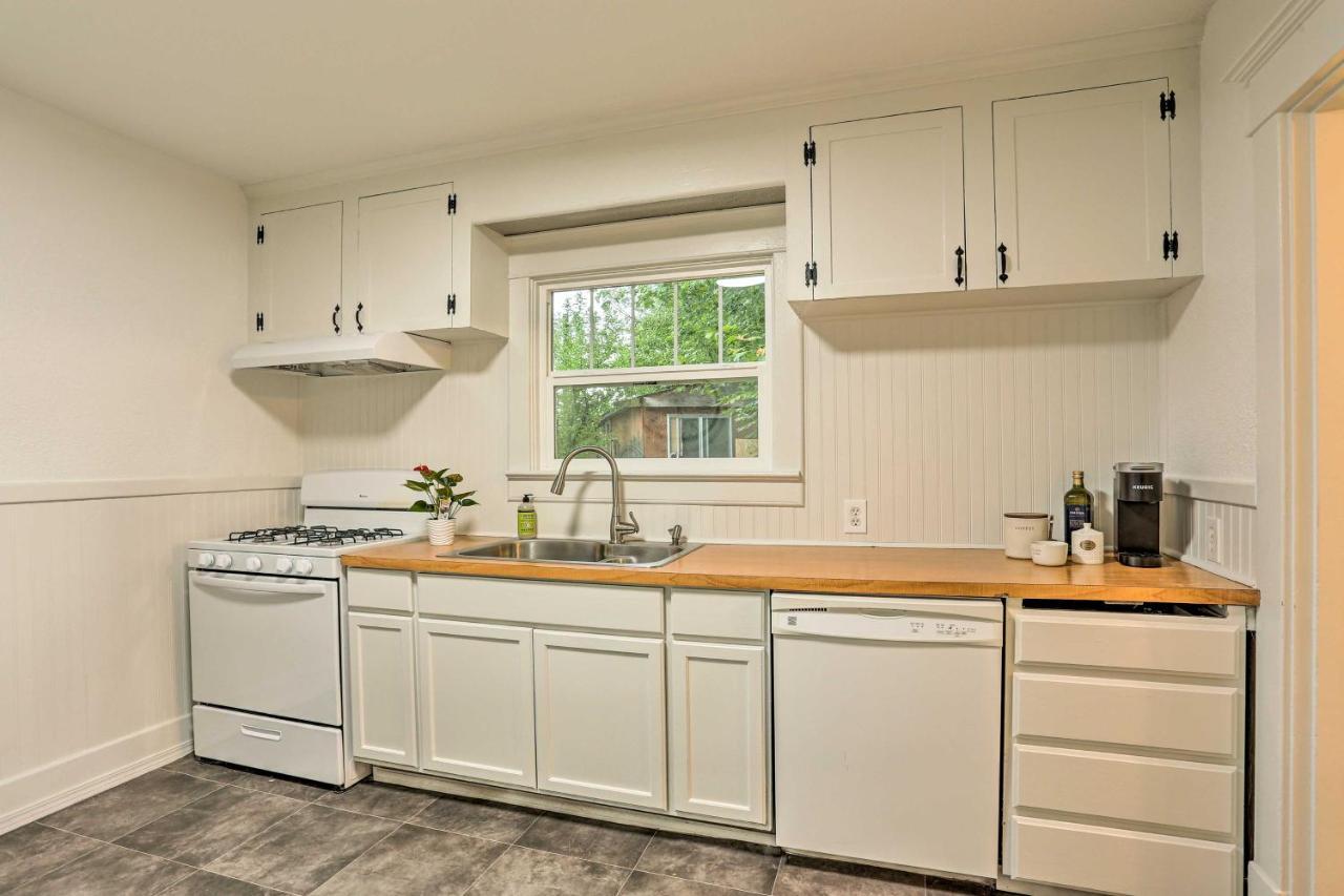 Pet-friendly Baker Escape With Private Yard! Ferienhaus